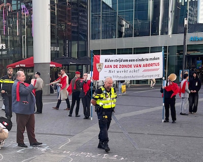 Mannen in donker pak met rode cape en doedelzak: antiabortusbeweging laat steeds vaker van zich hore