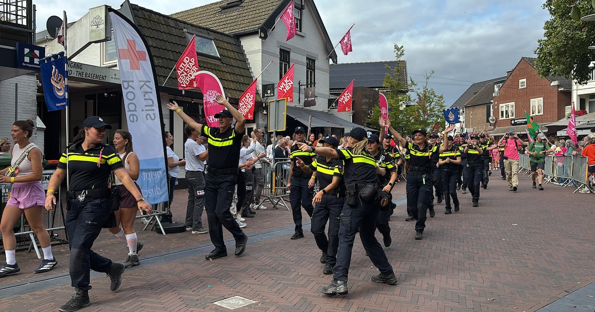 LIVE Vierdaagse 2026 | Wandelaars krijgen roze onthaal in Wijchen • Dag start regenachtig • Schietin