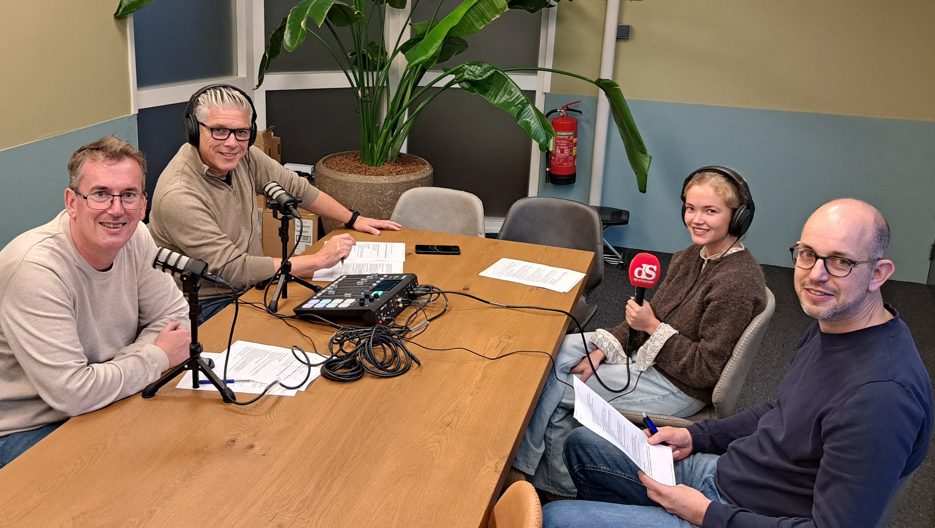 Luister hier: Achter een gordijntje vertelt Joop zijn ontroerende ...