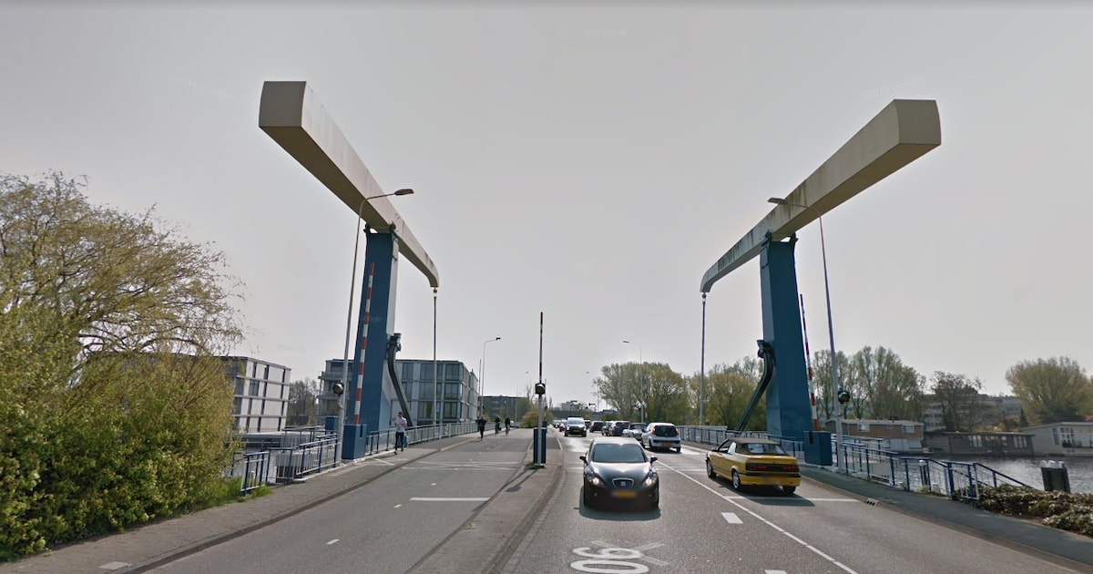Stremming scheepvaart in Leiden: onder andere Churchillbrug dicht door hitte