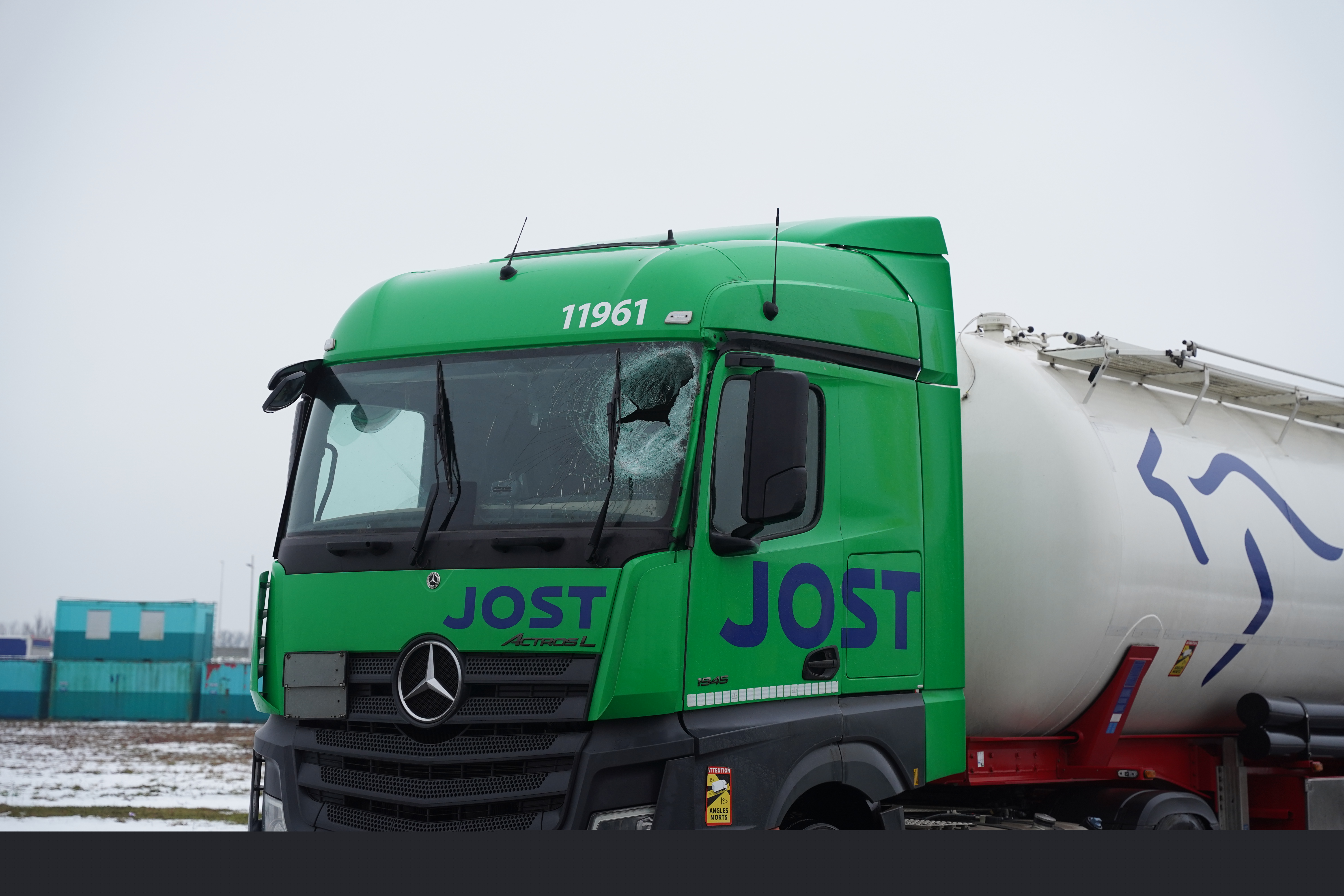Losgekomen ijsplaat doorboort voorruit van vrachtwagen op N50 bij Kampen
