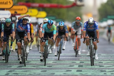Mathieu van der Poel helemaal leeg na zege in Parijs: ‘Ik wilde dit zo graag’