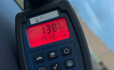 Bestuurders scheuren met 138 en 102 km/u over 50-weg bij Den Bosch, politie neemt rijbewijs in besla