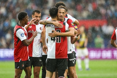 Van Persie zet Feyenoord op heerlijke wijze op voorsprong in oefenduel met Rayo Vallecano