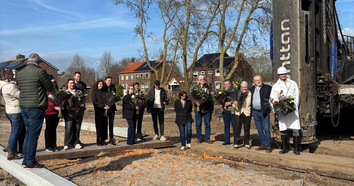 Wethouder slaat eerste paal voor woningen in Giessen-Oudekerk