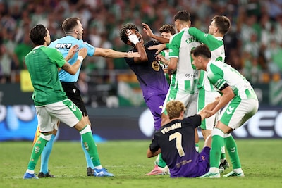 Feyenoord-opponent Real Betis verliest van swingend FC Barcelona en foetert op scheidsrechter