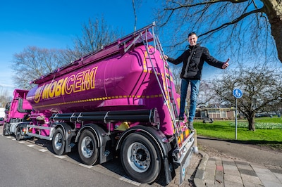 Edwin krijgt boetes, terwijl gemeente deze plek aanwees om zijn paarse truck te parkeren: ‘Drama’