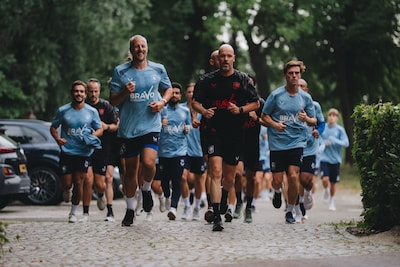 Voorop bij de bosloop en driftig aan het noteren: Erik ten Hag is overal tijdens het trainingskamp v