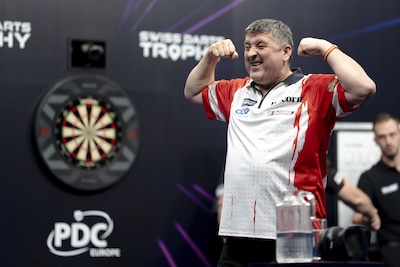 Topdarter Mensur Suljovic toont zich van slechte kant en gooit extra olie op het vuur: ‘Klagen is voor vrouwen’