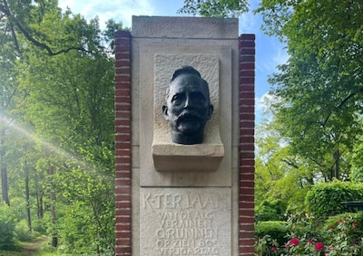 Gestolen buste van Kornelis ter Laan weer terug op monument in Slochteren
