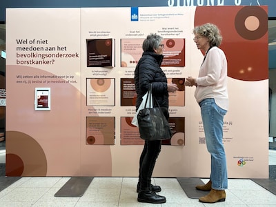 Enschedese vrouwen in gesprek over borstkankeronderzoek: ‘Zo’n platte pannenkoek is niet grappig’
