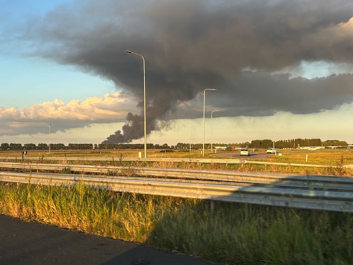 Caravanopslag Aalsmeer verwoest na zeer grote brand: vuur nog niet uit, maar onder controle | Amsterdam | AD.nl