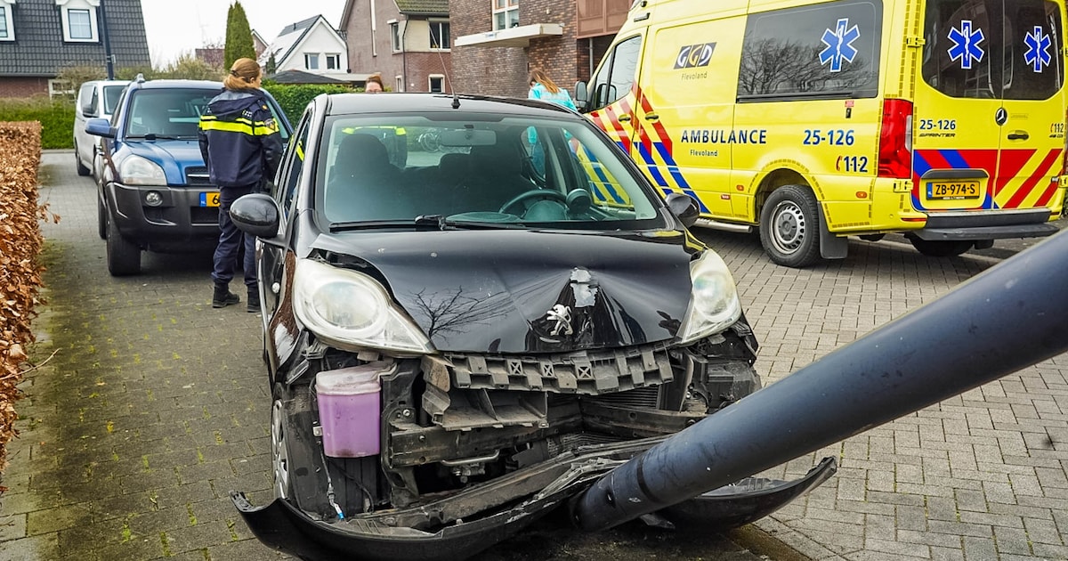 Auto rijdt lantaarnpaal omver op de Smedengilde in Dronten