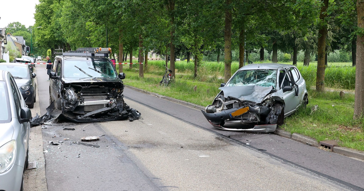 Botsing tussen auto en bestelbus op Zuidereinde in 's-Graveland