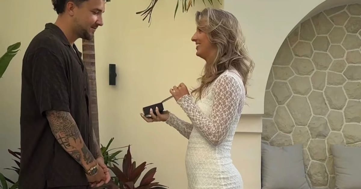 Ruby trekt zich niets aan van traditionele rolverdeling en vraagt vriend Bobby ten huwelijk: ‘Voelt 