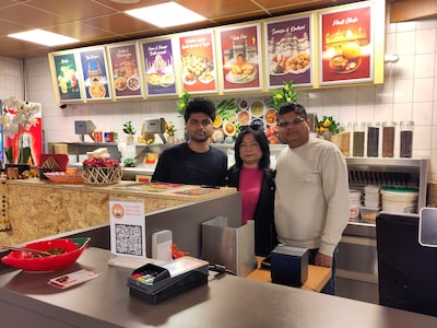 Indiaas restaurant in Eindhoven geeft gratis maaltijden aan hulpbehoevenden: ‘Iets terugdoen voor de