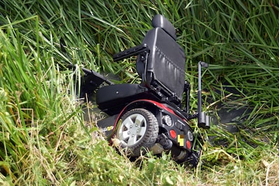 Man met scootmobiel belandt in de sloot in Velddriel: wandelaars schieten te hulp