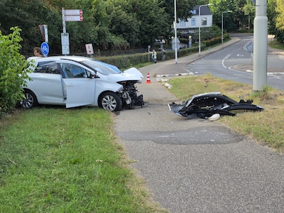 Auto vliegt uit de bocht en botst tegen verkeerspaal in Rhenen