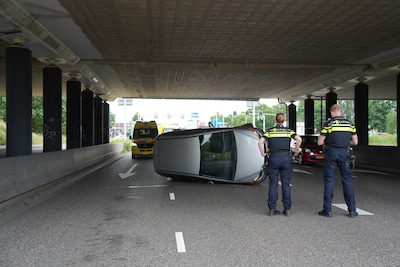 Auto belandt op zijkant na eenzijdig ongeval op Ceintuurbaan in Zwolle