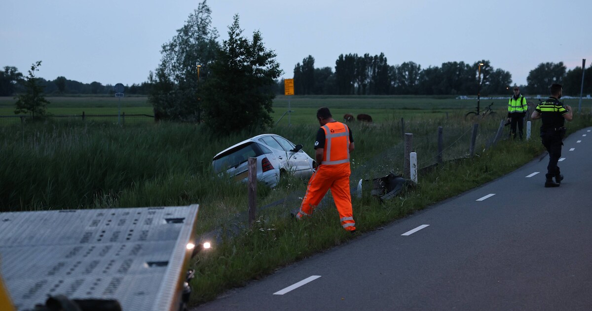 Auto belandt in berm langs Rijksstraatweg in Wassenaar