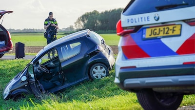 Auto raakt van de weg na botsing op kruising in Maren-Kessel