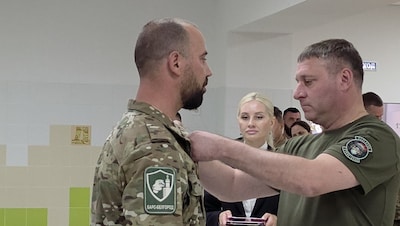 Russische televisie-uitzending legt gênant detail bloot: gouverneur draagt embleem van Waffen-SS