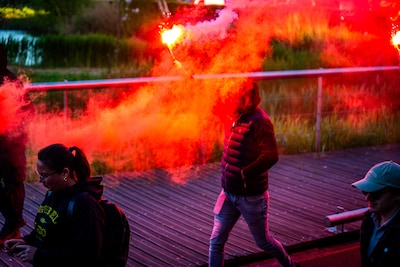 Relschopper (20) schoot met xxl-bazooka 380 vuurpijlen naar agenten bij azc-protest in IJsselstein