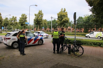 Automobilist en fietser komen op kruising in Apeldoorn in botsing