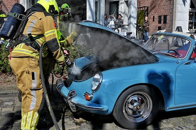 Man haalt Porsche uit jaren 60 voor het eerst dit jaar uit de garage, maar bij rit stijgt zwarte roo