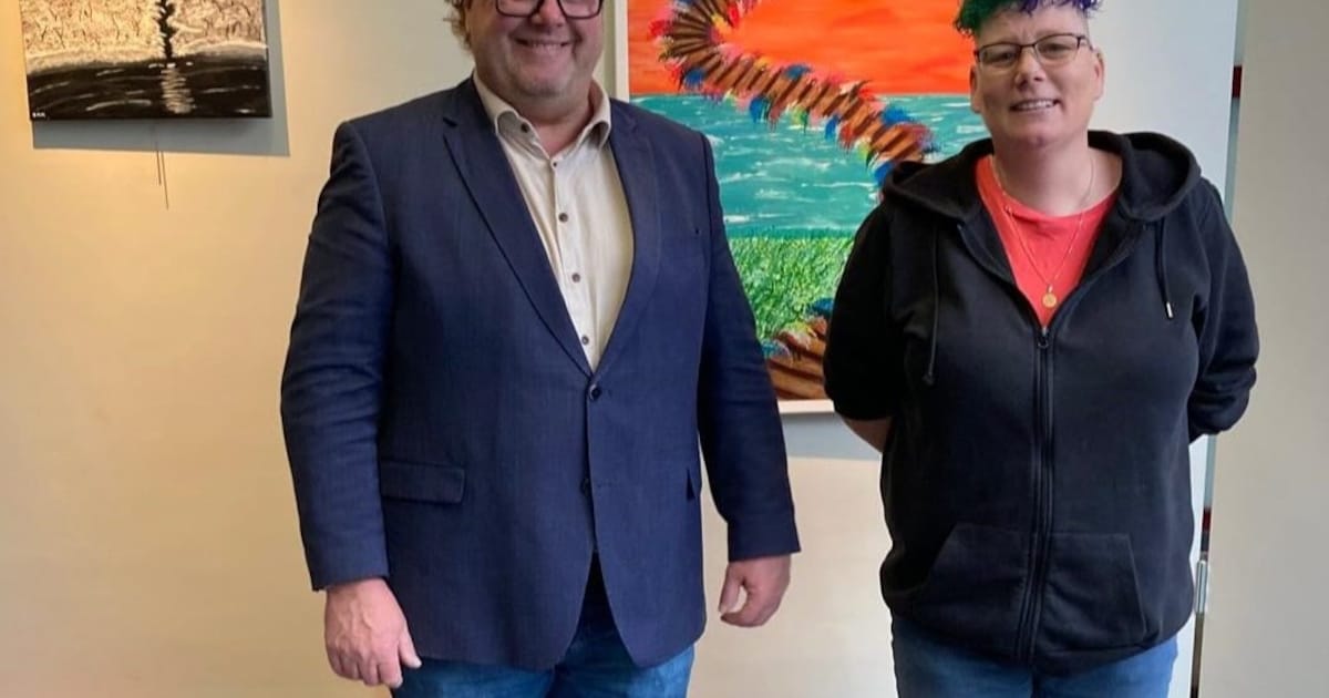 Eerste expositie Claudia Niezen uit Pekela geopend in gemeentehuis