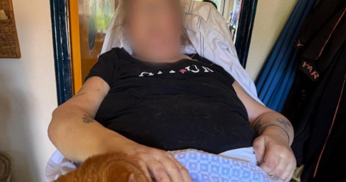 Vrouw onderweg naar hospice krijgt ontroerend cadeau van ambulance: nog één keer kroelen met haar ka