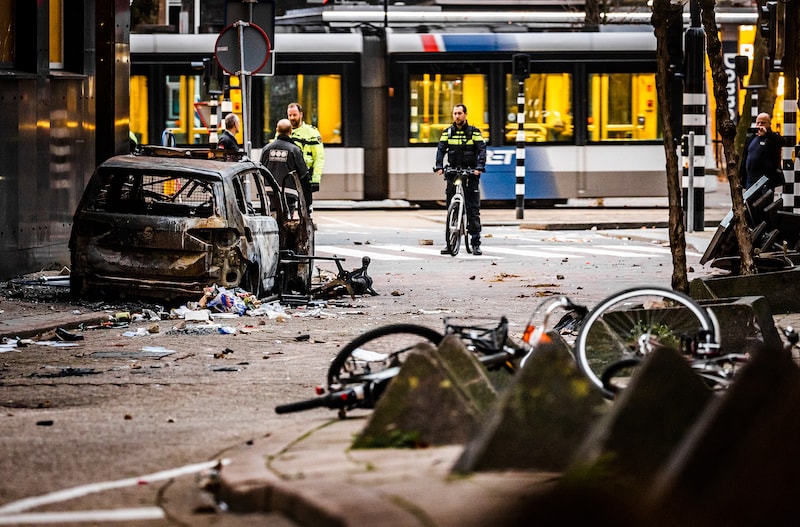 Tijdens een demonstratie tegen het 2G-beleid richtten betogers verschillende vernielingen aan op de Coolsingel. 