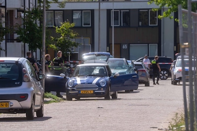 Agenten met kogelwerende vesten zetten straat af in Deventer na melding van bedreiging met vuurwapen