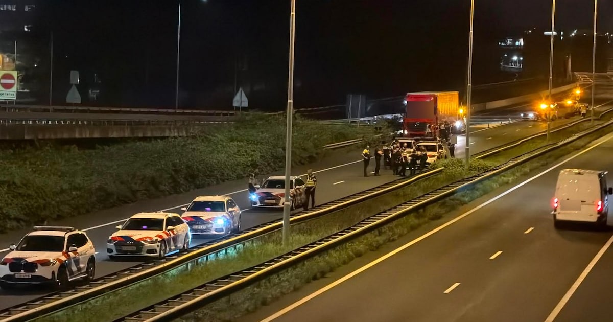 Achtervolging eindigt in crash op de A2 bij Maastricht: automobilist ramt politieauto