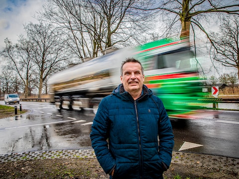 Verkeersdeskundige Robbert Volker van het Dierense bureau De Groot Volker aan de weg langs het Apeldoorns Kanaal