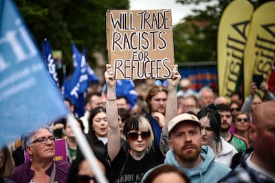 Duizenden demonstranten gaan de straat op in Belfast tegen racisme, na dagen van rellen in de stad