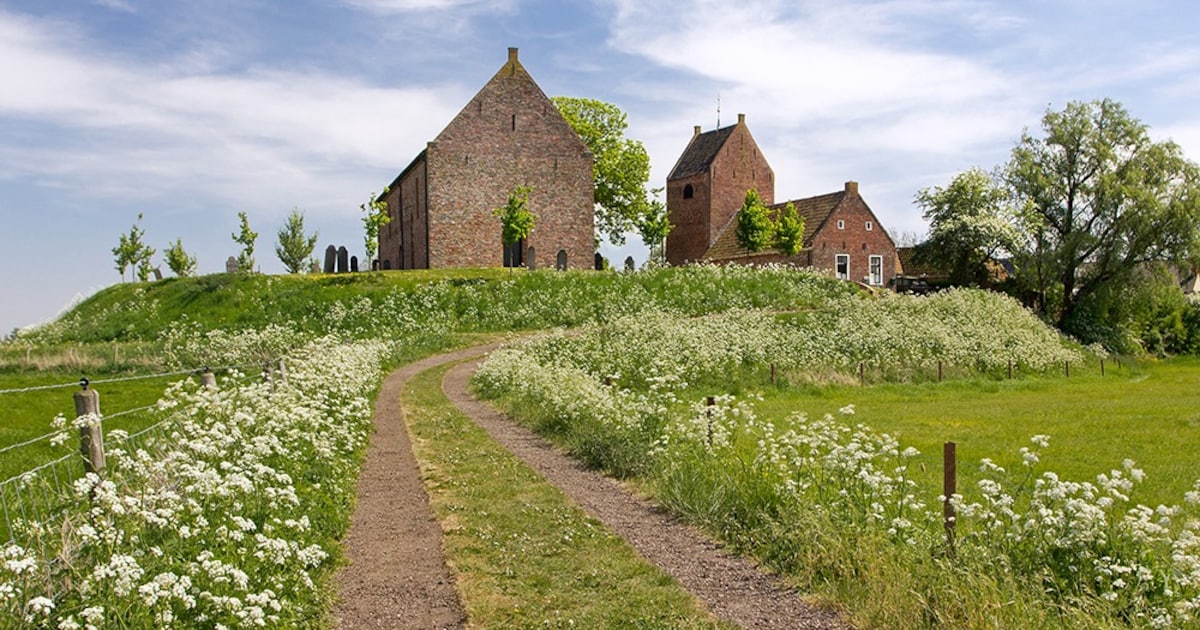 Fietsexcursie door Middag-Humsterland gaat langs water en wierden