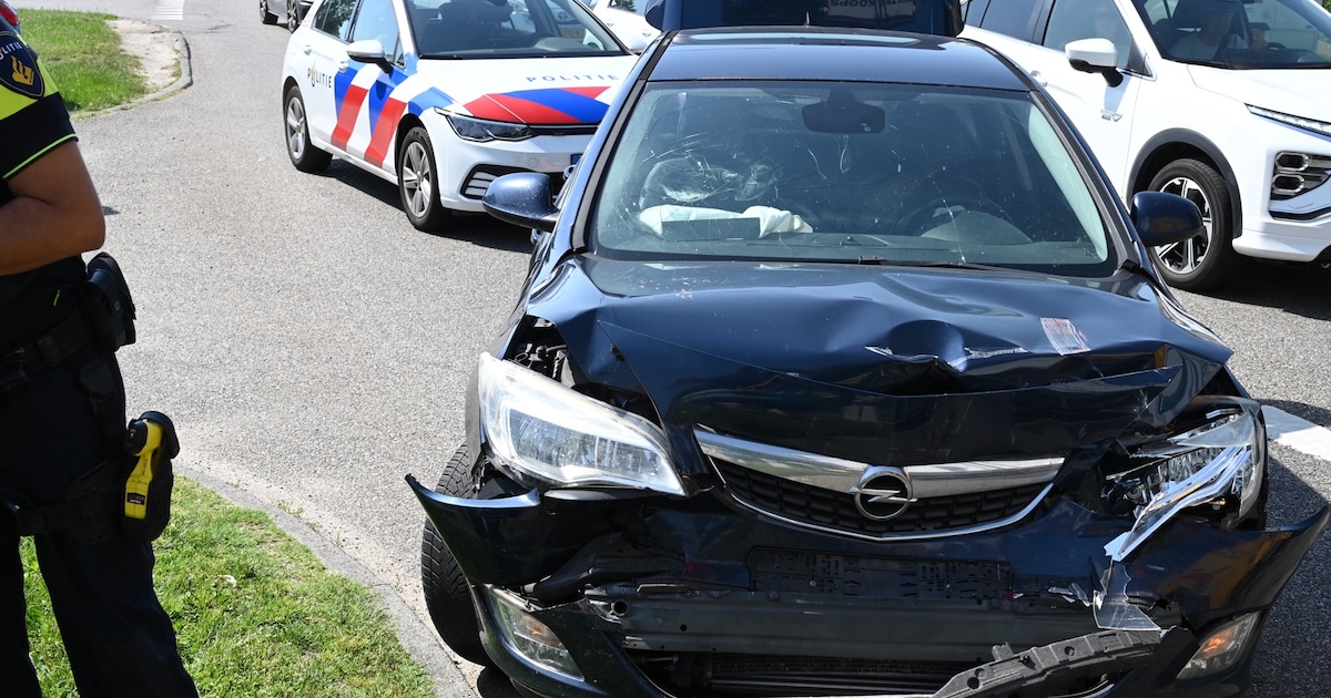 Auto flink beschadigd na ongeval op Tiendweg in Leerdam