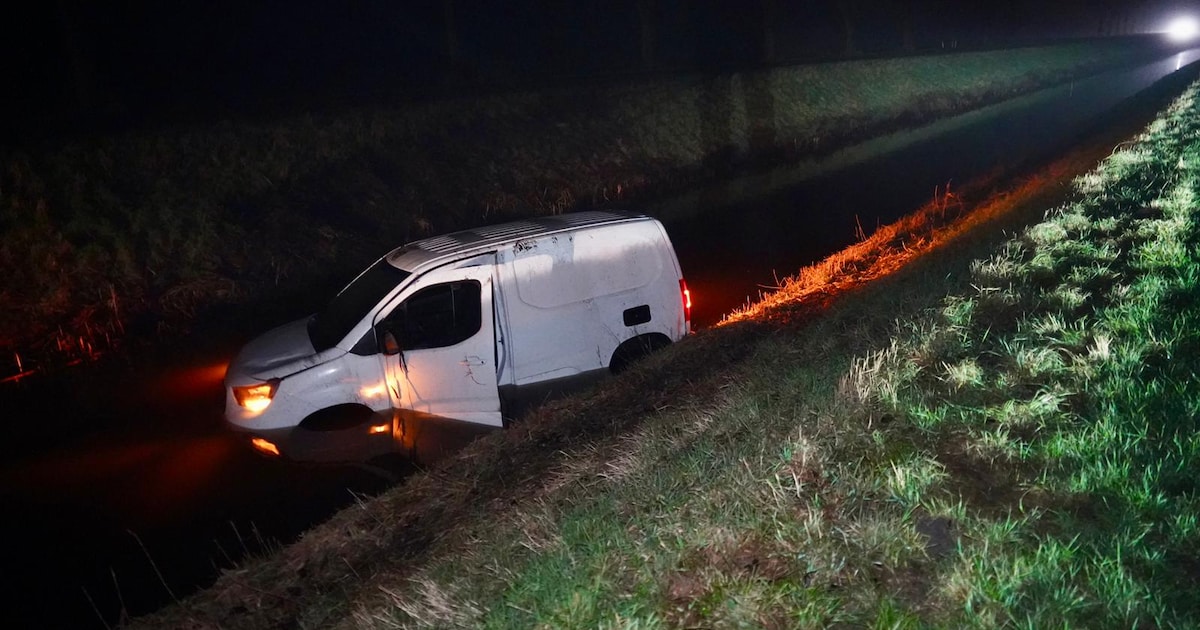 Bestelbus eindigt in het water in Oudesluis: bestuurder komt met de schrik vrij