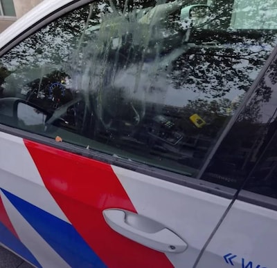 Terwijl agenten iemands leven proberen te redden, wordt hun auto met eieren bekogeld: ‘Waar zit je fatsoen?’