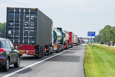 Kapotte vrachtauto op A28 bij Zwolle: file inmiddels opgelost