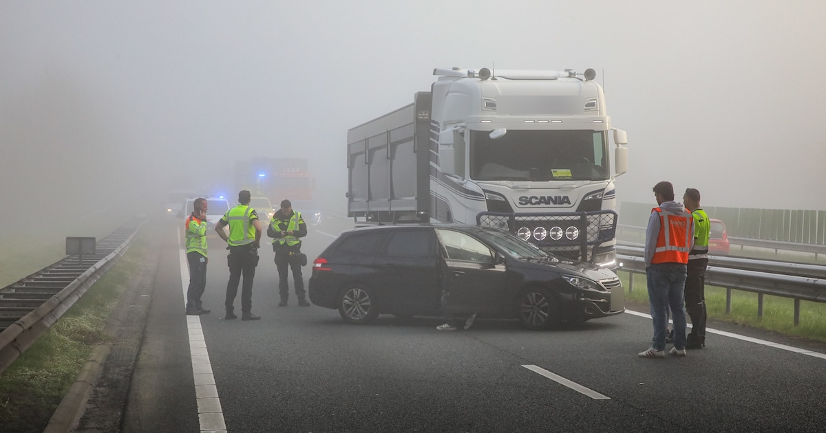 Vrachtwagen botst met auto op N33 bij Meeden