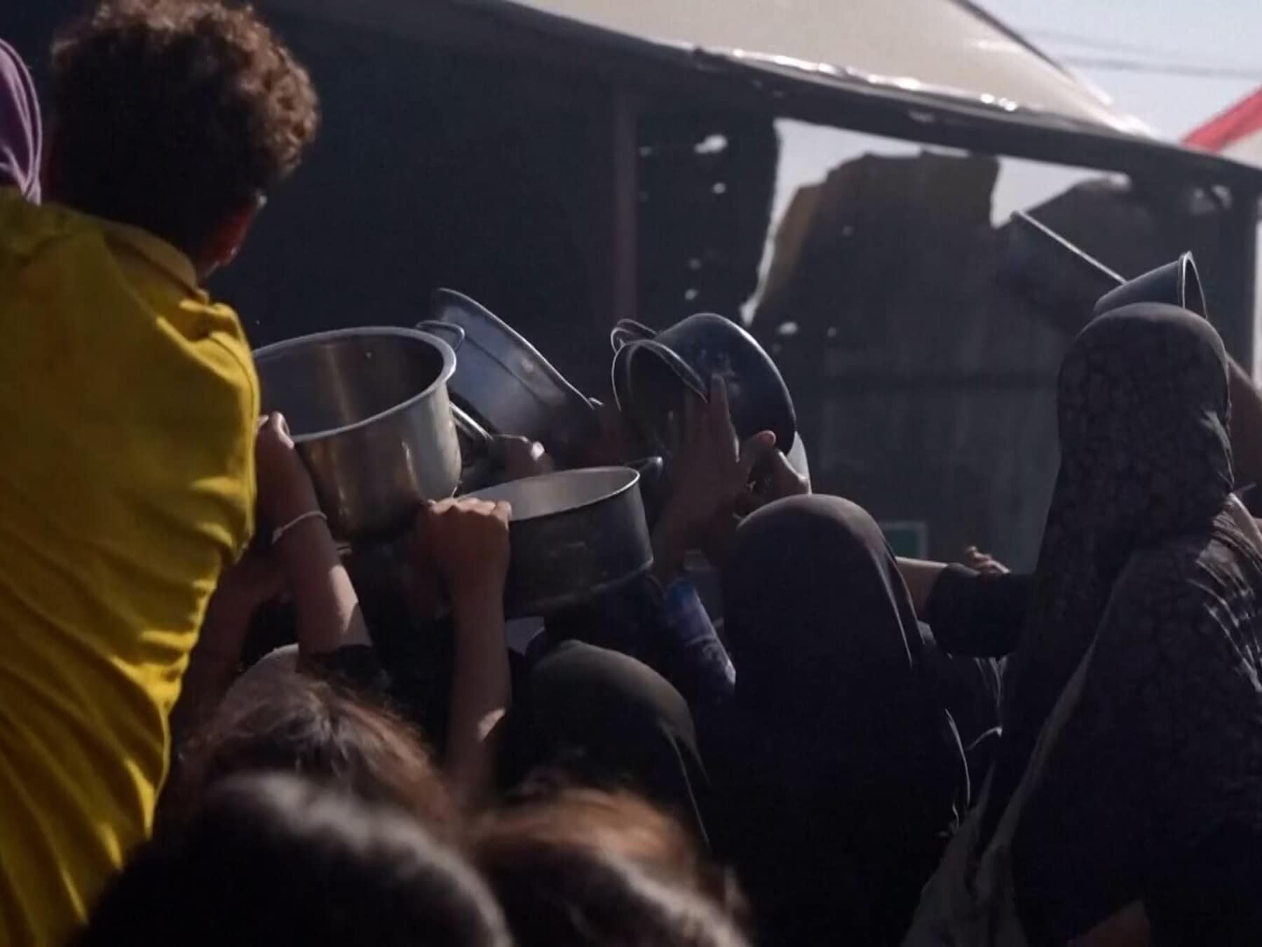 Palestijnse kinderen en vrouwen wachten wanhopig op voedsel