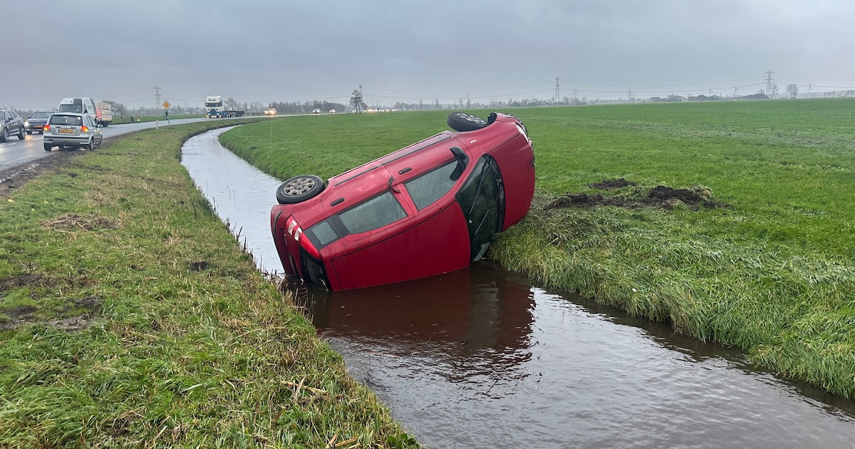 Auto raakt van de weg en komt in sloot terecht langs de Zijdeweg in Oud-Alblas