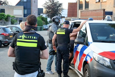 Zwaarbewapende eenheid valt huis in Tiel binnen, man zonder shirt en schoenen afgevoerd