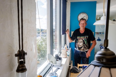 Vanuit zijn natte woonkamer kijkt Freddie (66) uit op het droge kantoor van zijn verhuurder