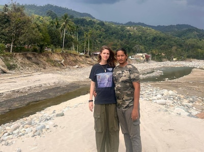 lotte-met-haar-man-tomi-op-de-plek-waar-hun-resort-stond