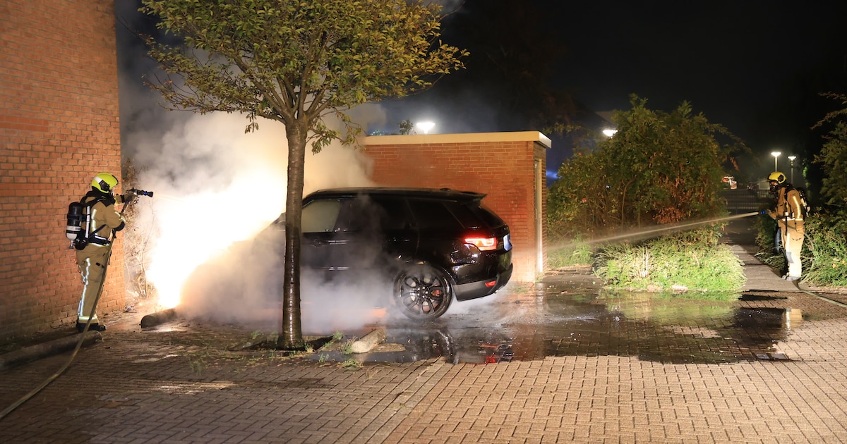 Auto zwaar beschadigd door brand aan het Weideland in Den Hoorn
