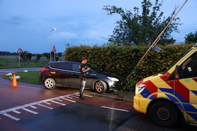 Auto botst op lantarenpaal aan Van Dijkhuizenstraat in Nijkerkerveen