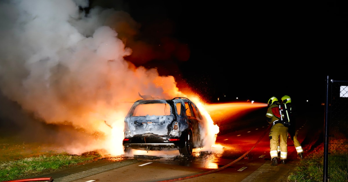 Auto brandt volledig uit op Gansakker in Katwijk, bestuurder blijft ongedeerd